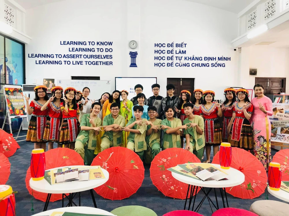 Dự án muốn thực hiện thành công đòi hỏi cô phải yêu nghề, trò phải say mê với môn học. Ảnh: NGUYỄN QUYÊN