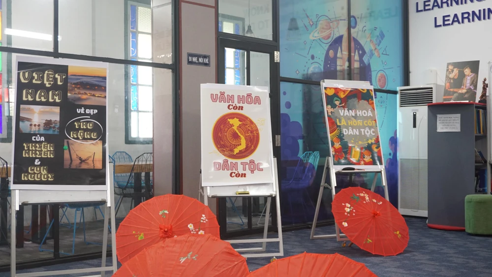 Những câu slogan ấn tượng do học sinh thiết kế. Ảnh: NGUYỄN QUYÊN