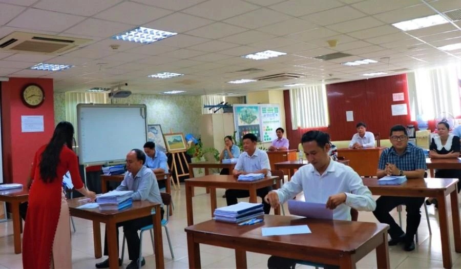 Các ứng viên dự thi vòng thi viết để thi tuyển chức danh phó hiệu trưởng. Ảnh: VÕ THƠ