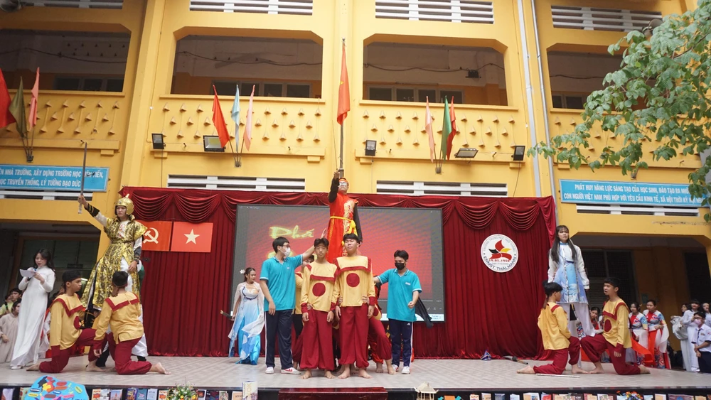 Vở kịch Trần Quốc Toản được các HS dàn dựng công phu để tham gia dự án học tập Be Asean Citizens.