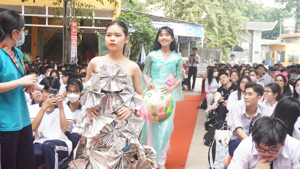 Học sinh tự thiết kế trang phục tham gia dự án Be Asean Citizens.