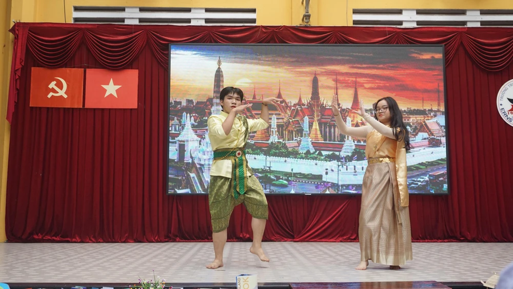 Phạm Trần Tuấn Khải (bìa trái) cùng bạn biểu diễn điệu múa của đất nước Thái Lan.