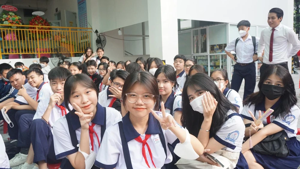 Học sinh vui mừng khi được học trong ngôi trường khang trang, hiện đại. Ảnh: NGUYỄN QUYÊN