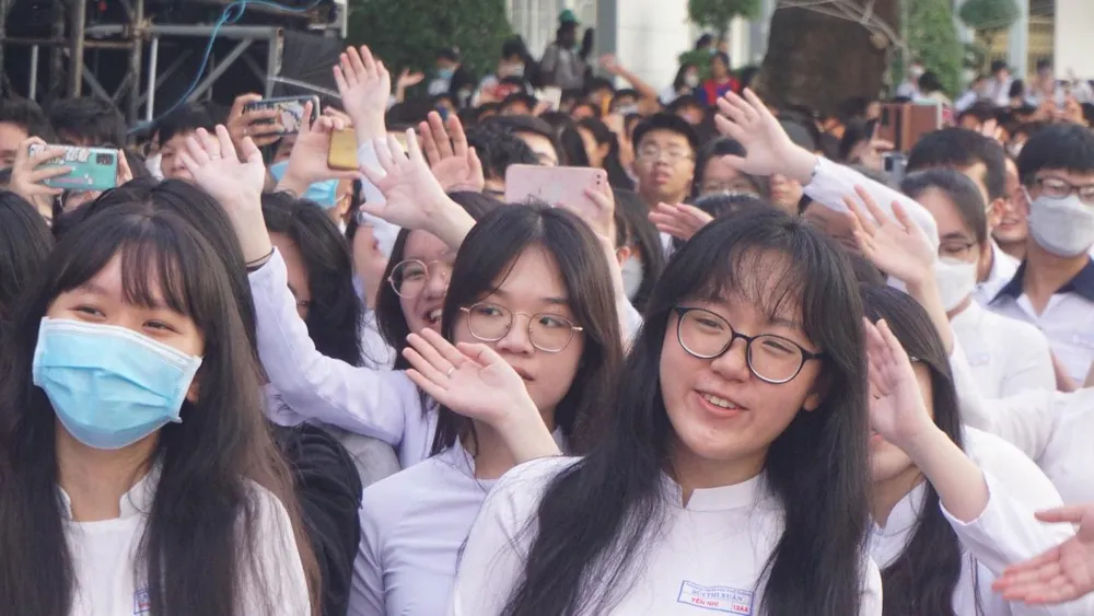 Học sinh trường THPT Bùi Thị Xuân trong lễ kỷ niệm ngày 20-11. Ảnh minh hoạ: NGUYỄN QUYÊN