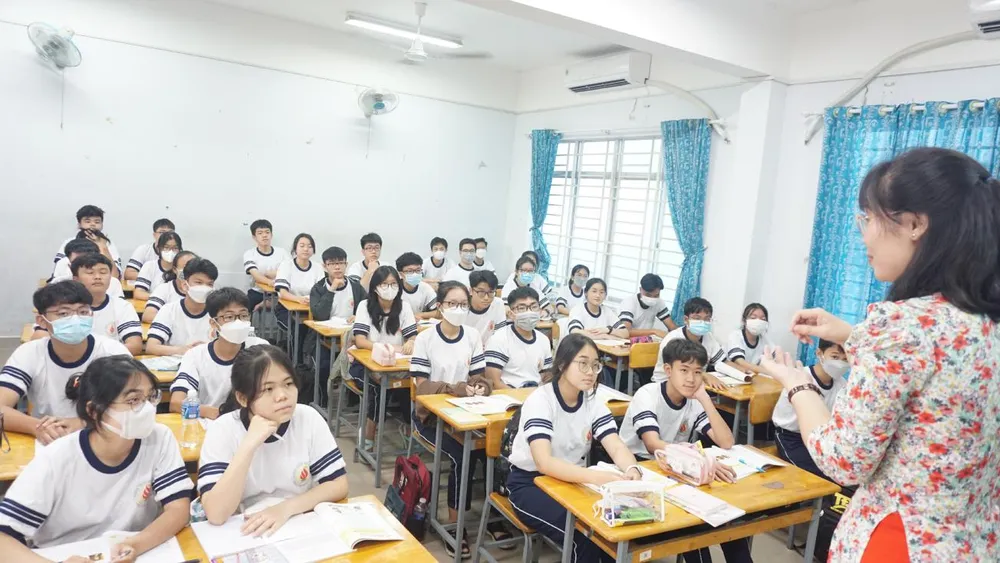 Học sinh lớp 10 trường THPT Nguyễn Hữu Cầu, huyện Hóc Môn trong một giờ học. Ảnh: NGUYỄN QUYÊN