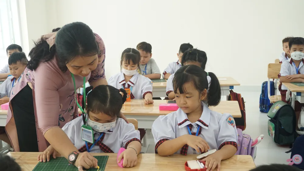 Cô trò Trường Tiểu học Lương Thế Vinh, quận Bình Tân trong 1 tiết học. Ảnh: NGUYỄN QUYÊN