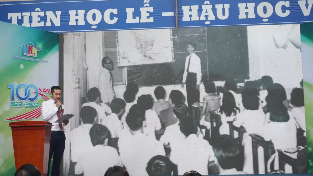 Thầy Đỗ Văn Hào, giáo viên ôn lại tiểu sử của nhà giáo Huỳnh Khương Ninh. Ảnh: NGUYỄN QUYÊN