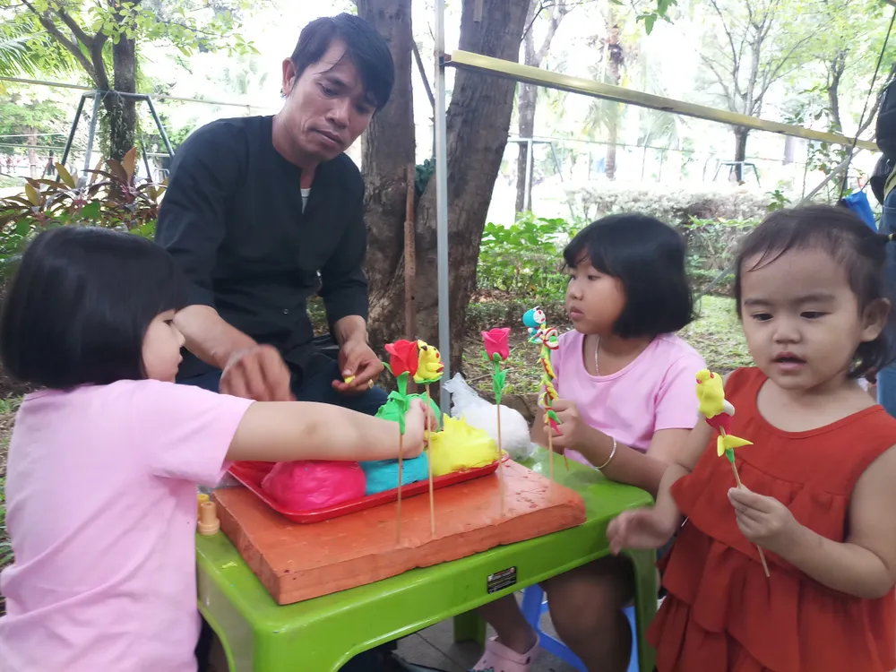 Gian hàng tò hè thu hút nhiều bạn nhỏ tới tham quan Gói hơn 4000 chiếc bánh chưng dành tặng người khó khăn.