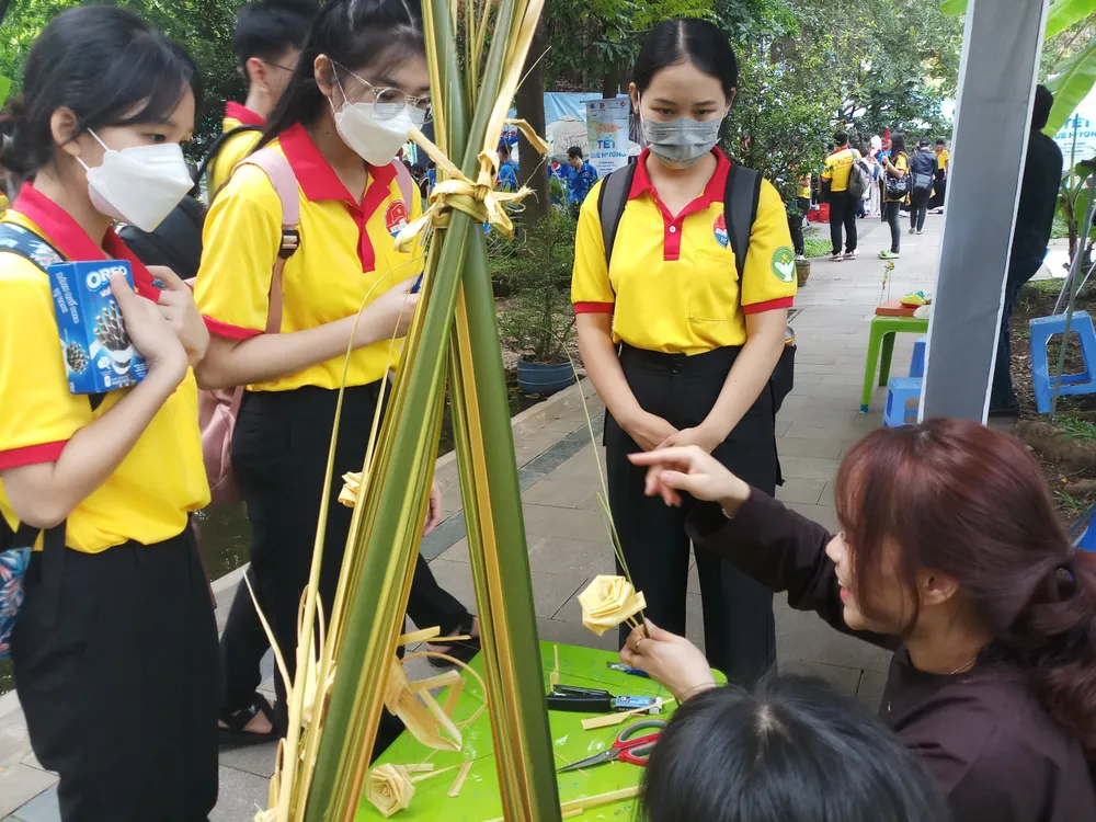 Gian hàng làm con vật, đồ dùng bằng lá dừa thu hút nhiều sinh viên tới tìm hiểu Gói hơn 4000 chiếc bánh chưng dành tặng người khó khăn.