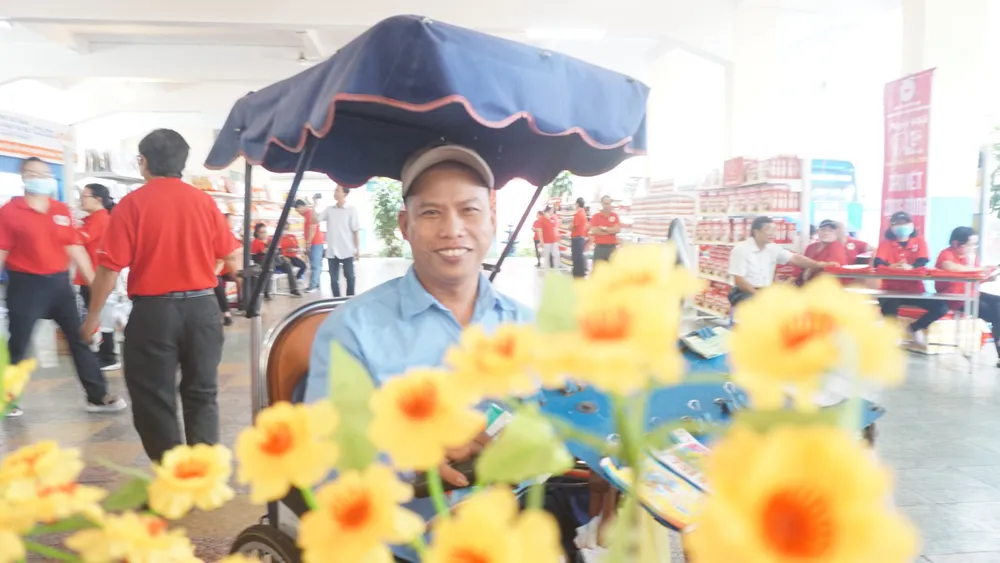 Anh Nguyễn Văn Toản vui khi được tham dự ngày hội. Ảnh: NGUYỄN QUYÊN “Tết nhân ái” đong đầy yêu thương