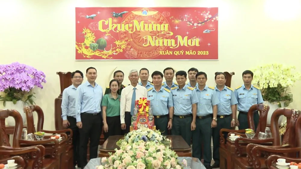 Phó Chủ tịch UBND TP.HCM Võ Văn Hoan thăm và chúc Tết Sư đoàn không quân 370. Ảnh: TRẦN MINH Phó Chủ tịch UBND TP.HCM Võ Văn Hoan thăm và chúc Tết Sư đoàn không quân 370. Ảnh: TRẦN MINH