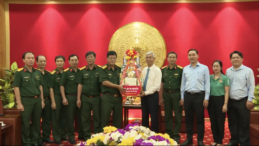 Phó Chủ tịch UBND TP.HCM Võ Văn Hoan thăm và chúc tết Cục 12 – Tổng cục II. Ảnh: TRẦN MINH Phó Chủ tịch UBND TP.HCM Võ Văn Hoan thăm và chúc tết Cục 12 – Tổng cục II. Ảnh: TRẦN MINH