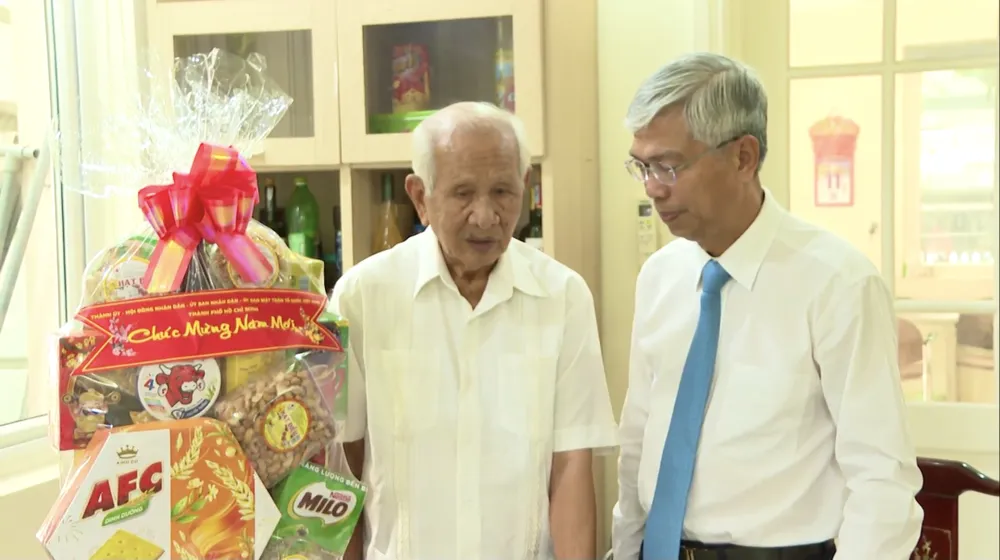Phó Chủ tịch UBND TP.HCM Võ Văn Hoan thăm và chúc Tết ông Lê Văn Triết. Ảnh: TRẦN MINH Phó Chủ tịch UBND TP.HCM Võ Văn Hoan thăm và chúc Tết ông Lê Văn Triết. Ảnh: TRẦN MINH