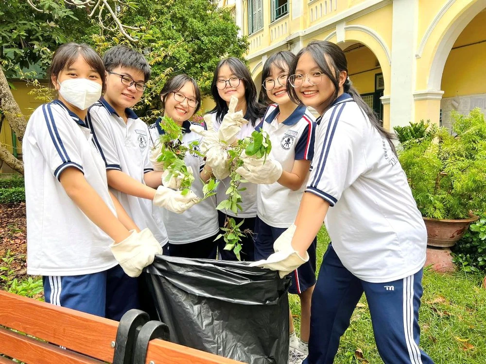 Học sinh thích thú khi tham gia hoạt động vì cộng đồng. Ảnh: MAI PHƯƠNG