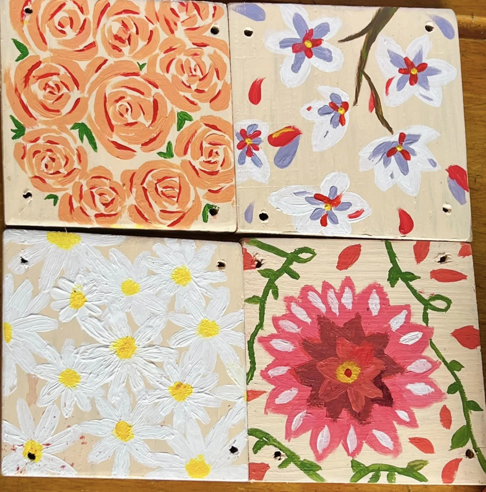 Những bức tranh đa sắc màu do các em vẽ. Ảnh: MAI PHƯƠNG