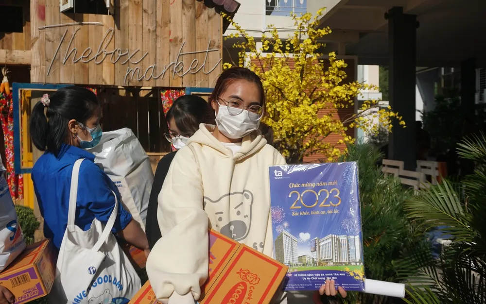 Sinh viên đón tết xa nhà được nhận quà và nhận lì xì