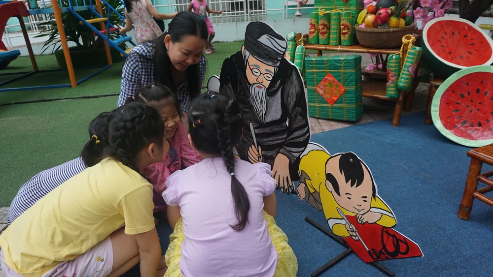 Các bé tìm hiểu về ông đồ qua sự giới thiệu của cô giáo. Các bé tìm hiểu về ông đồ qua sự giới thiệu của cô giáo.