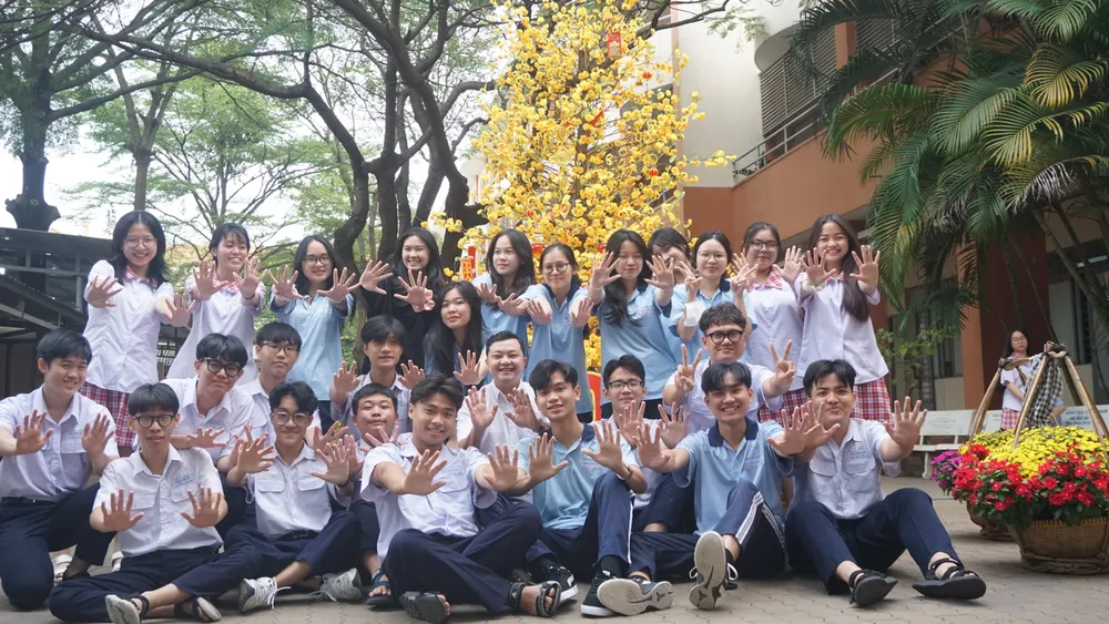 Nụ cười rạng rỡ của các em Trường THPT Trần Hưng Đạo trong không gian rực rỡ sắc màu ngày tết. Nụ cười rạng rỡ của các em Trường THPT Trần Hưng Đạo trong không gian rực rỡ sắc màu ngày tết.