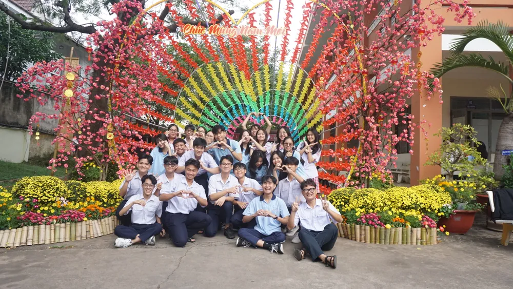 Học sinh lưu lại khoảnh khắc bên nhau trong những ngày cuối cùng của năm cũ. Học sinh lưu lại khoảnh khắc bên nhau trong những ngày cuối cùng của năm cũ.