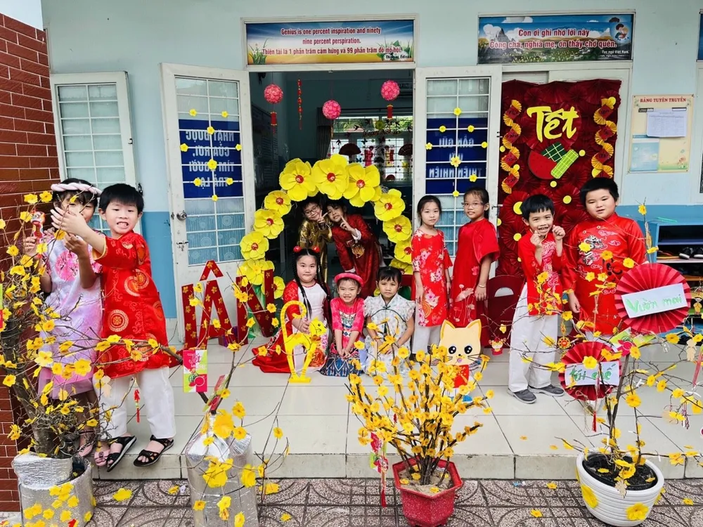 Học sinh chụp hình trong tiểu cảnh xuân. Học sinh chụp hình trong tiểu cảnh xuân.