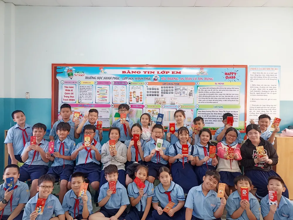 Thầy cô tạo bất ngờ cho học sinh trong buổi học đầu năm