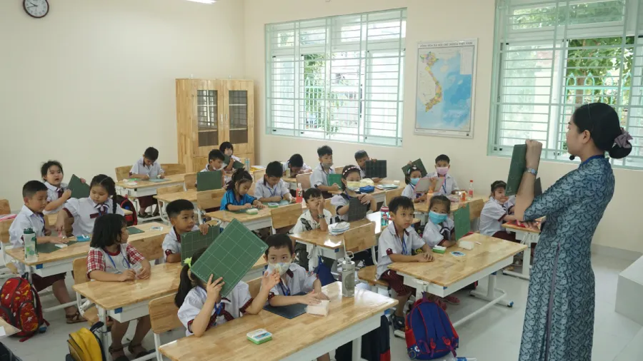 Việc một số địa phương yêu cầu 9 năm giữ hạng III cũ và hạng II cũ phải là 9 năm giáo viên đã đạt trình độ đại học là không đúng. Ảnh: PLO