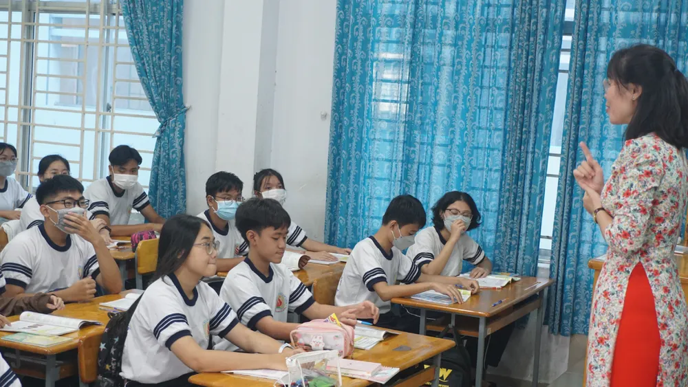 Một tiết học của học sinh lớp 10 Trường THPT Nguyễn Hữu Cầu, huyện Hóc Môn. Ảnh: NGUYỄN QUYÊN Một tiết học của học sinh lớp 10 Trường THPT Nguyễn Hữu Cầu, huyện Hóc Môn. Ảnh: NGUYỄN QUYÊN