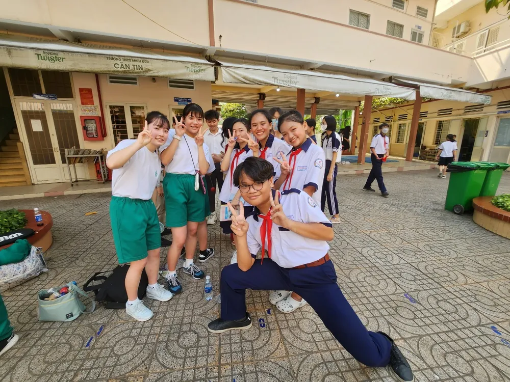 Học sinh 2 trường chơi nhảy dây và chụp hình cùng nhau.