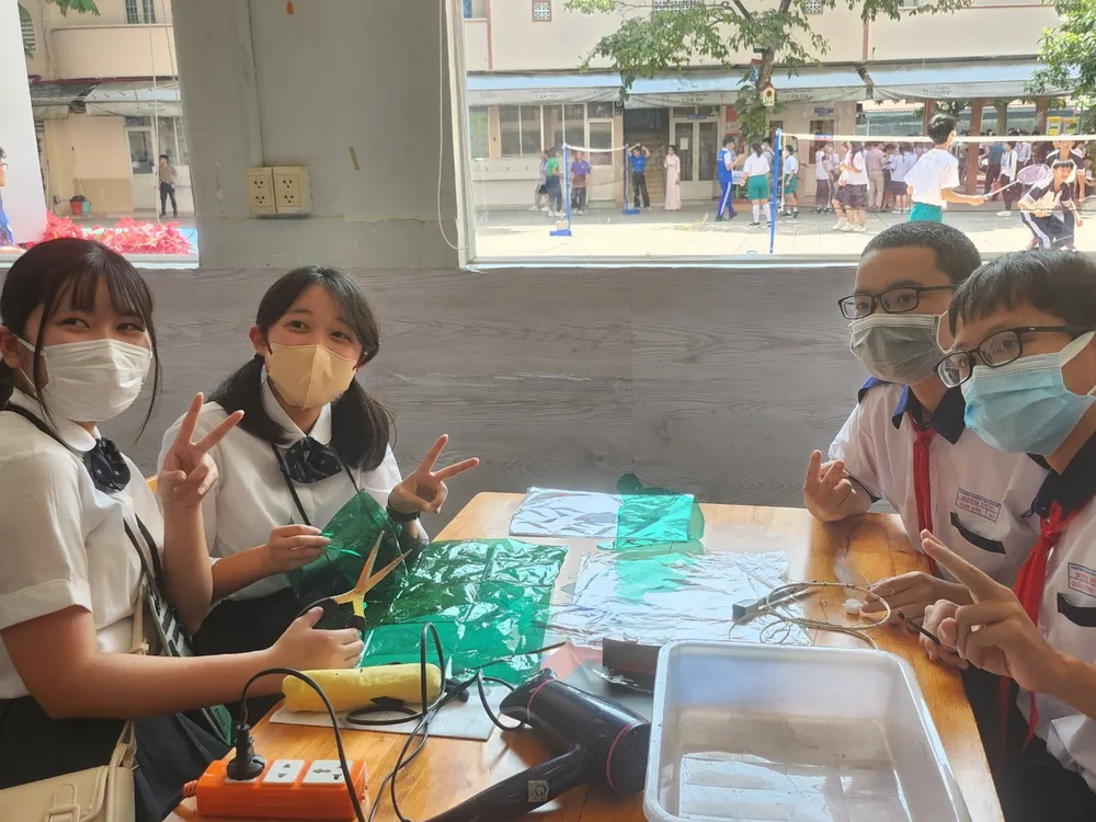 Học sinh Nhật Bản cùng học sinh Minh Đức làm đèn lồng.