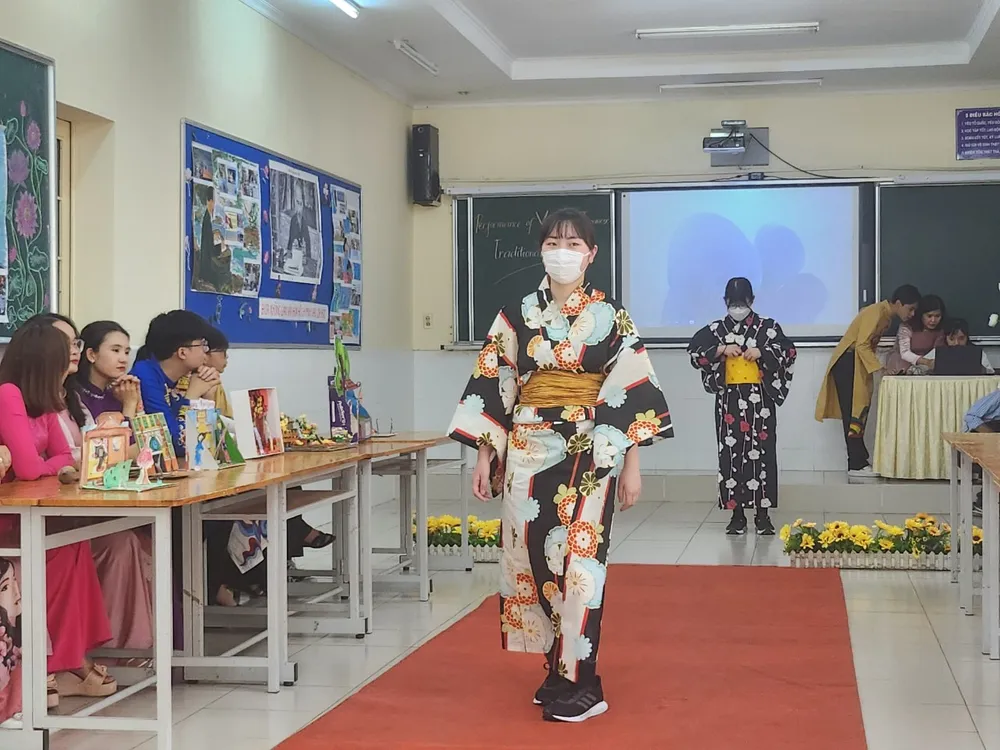 Học sinh trường Sumagakuen Shukugawa trình diễn trang phục kimono, nét đẹp truyền thống của xứ sở hoa anh đào.