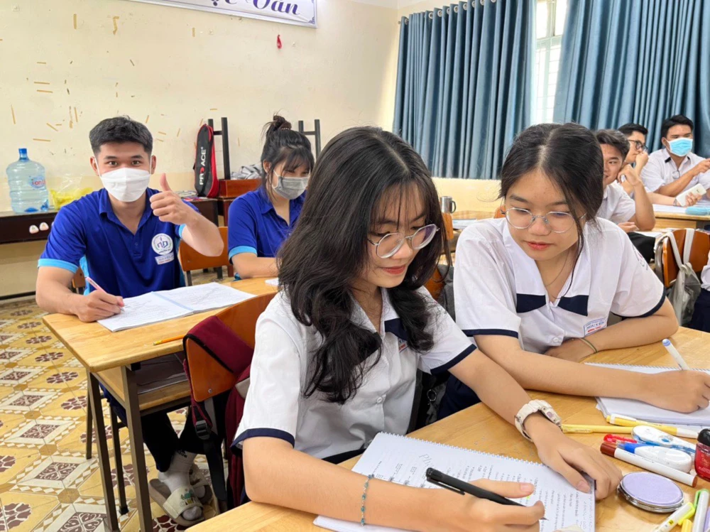 Học sinh lớp 12 Trường THPT Nguyễn Du, quận 10 trong một tiết học. Ảnh: TP