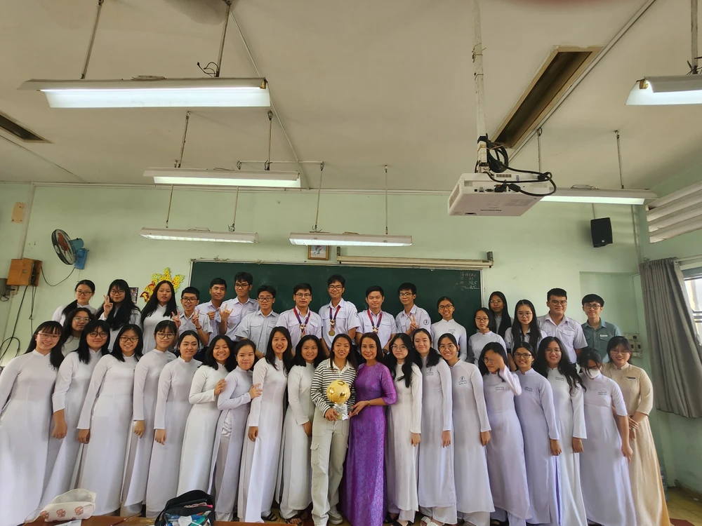 Huỳnh Như lưu lại những khoảnh khắc đẹp với cô trò Trường THPT chuyên Trần Đại Nghĩa