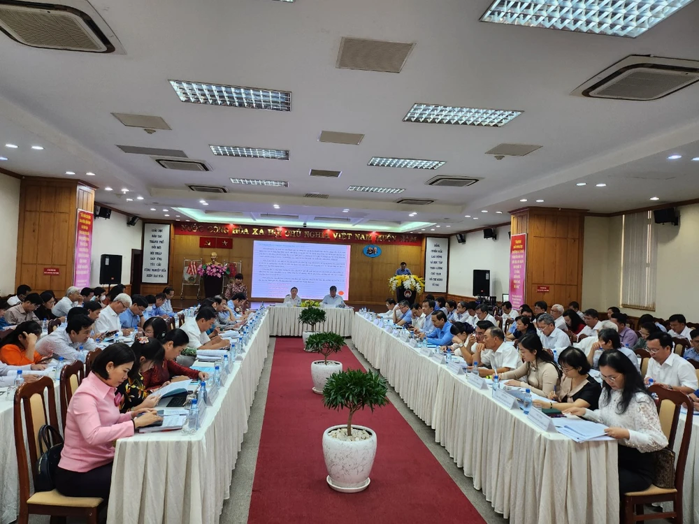 Toàn cảnh hội nghị sáng nay. Ảnh: NGUYỄN QUYÊN