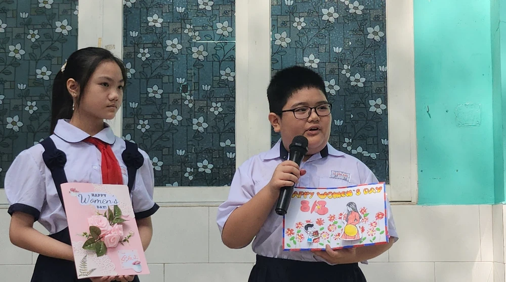 Xuân Quang thuyết trình về tấm thiệp của mình.