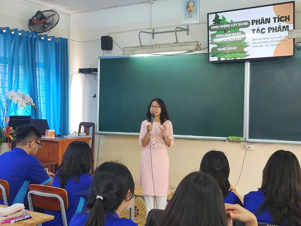 Hoàng Minh Thư tự tin khi đứng lớp Học sinh tập làm thầy cô