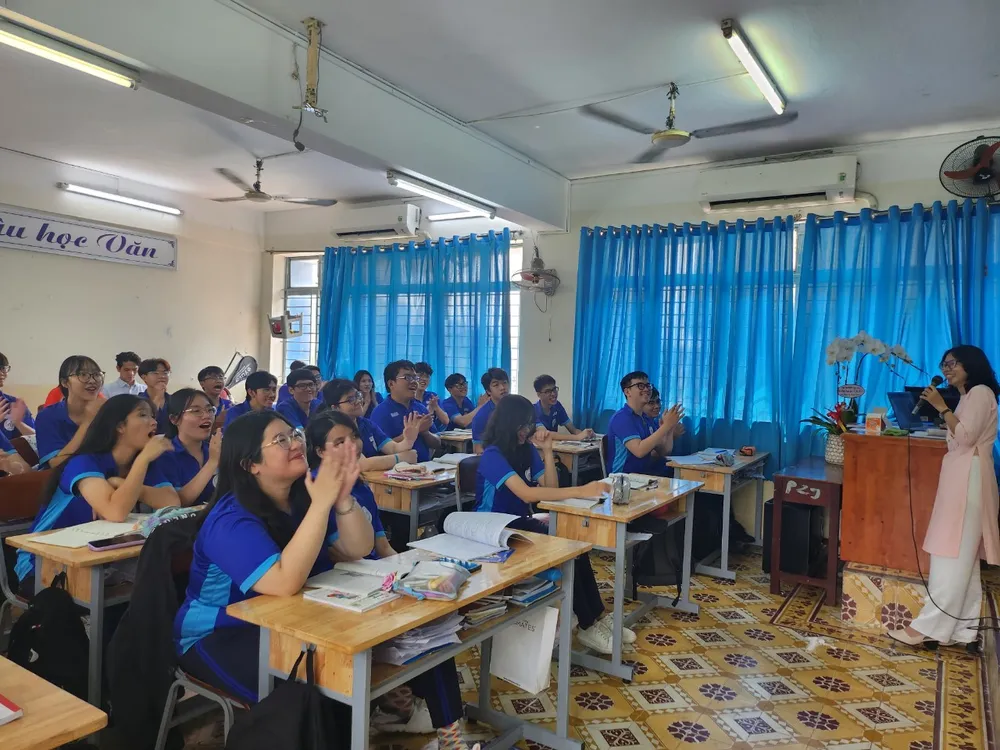 Học sinh thích thú trước cách dẫn dắt vấn đề của "cô giáo" Minh Thư Học sinh tập làm thầy cô