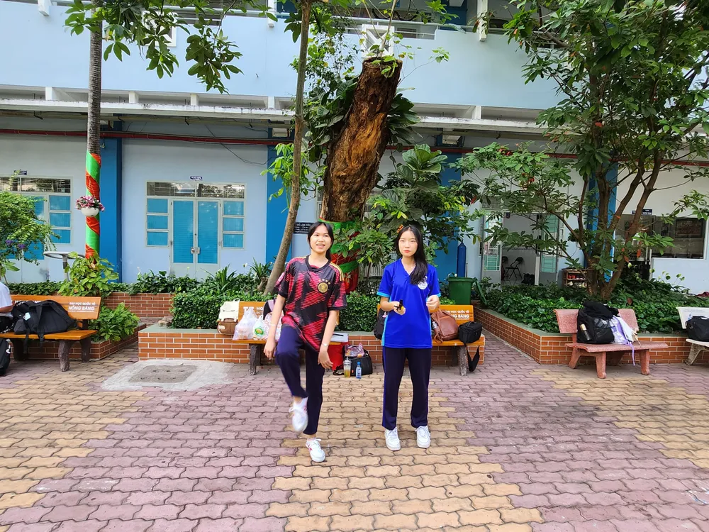 Thu Phương (trái) cùng "đồng nghiệp" hướng dẫn HS tập đá cầu. Học sinh tập làm thầy cô