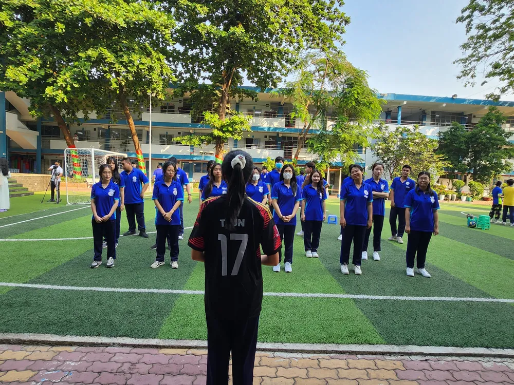 Học sinh tập làm thầy cô