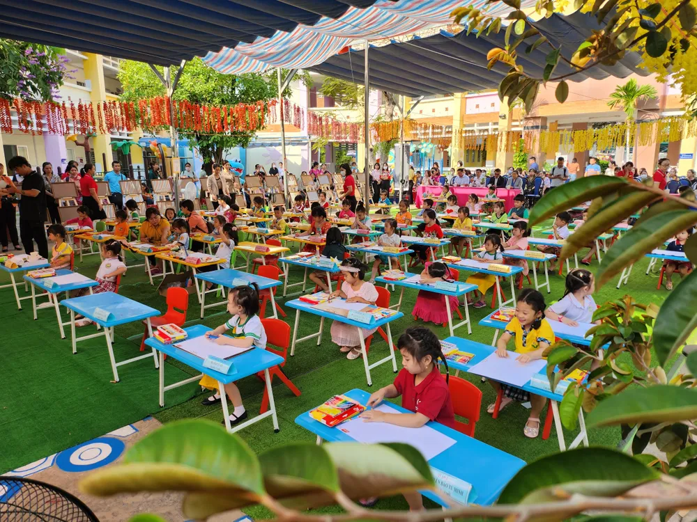 60 bé mầm non dự thi &quot;Bé vẽ sáng tạo cùng Bitex&quot;.