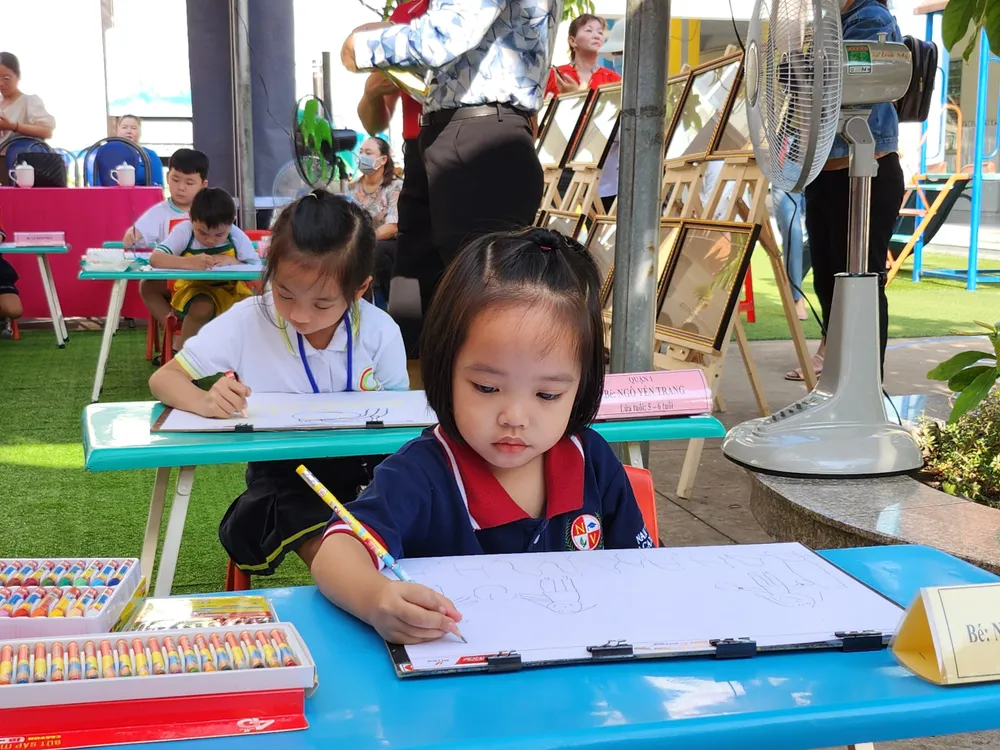 Bé chăm chú vẽ.