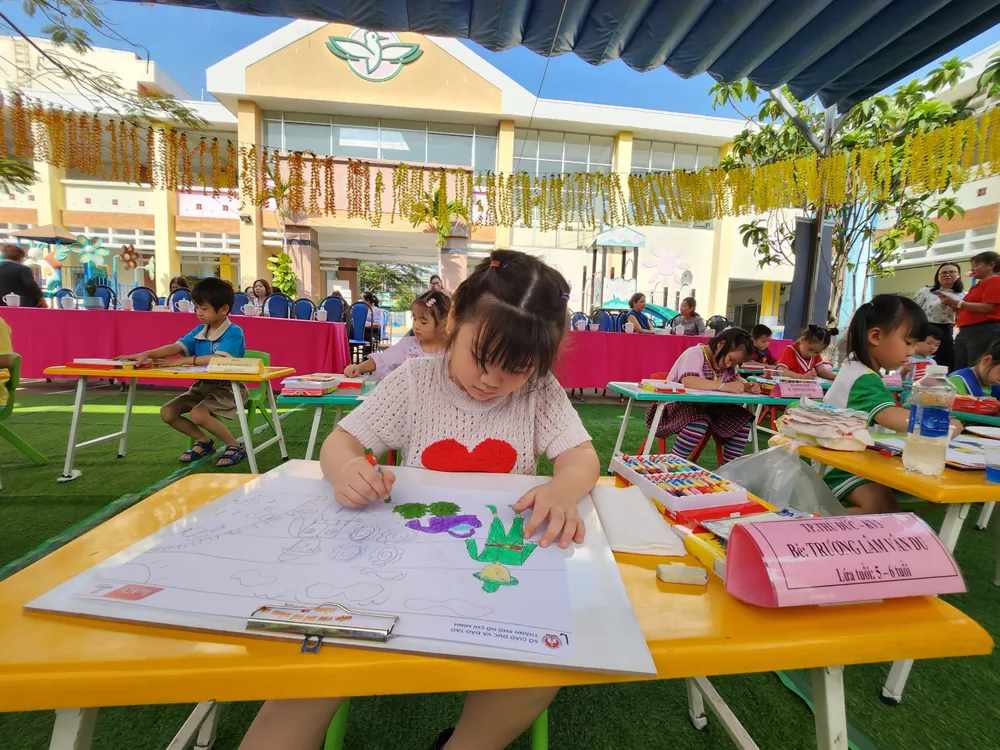 Bức tranh chú bộ đội trồng rau nuôi gà đang được bé Trường Lâm Vân Du thể hiện.