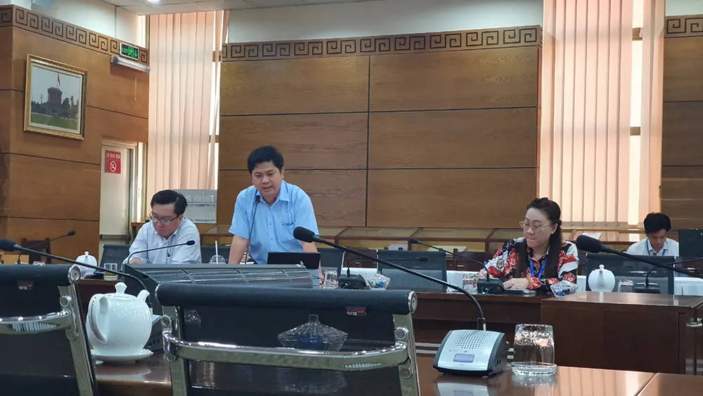 Ông Hồ Tấn Minh, Chánh Văn phòng Sở GD&amp;ĐT TP.HCM phát biểu tại cuộc họp sáng nay. Ảnh: HH