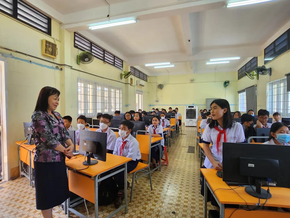 Bà Lê Thị Mai Hoa, Phó Chủ nhiệm Uỷ ban Văn hoá, Giáo dục của Quốc hội trò chuyện với học sinh. Ảnh: NGUYỄN QUYÊN