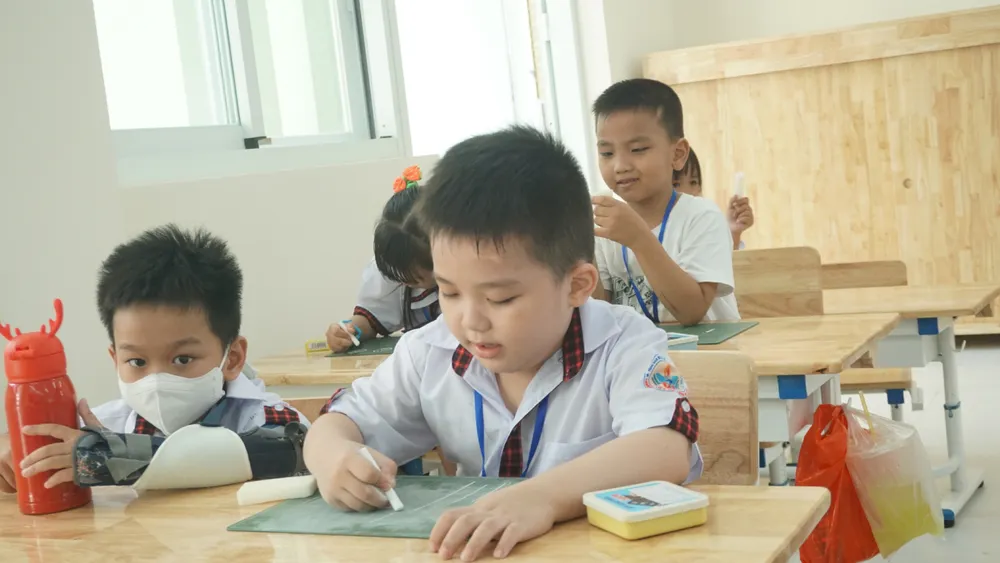 Một giờ học của học sinh lớp 1 Trường Tiểu học Lương Thế Vinh, quận Bình Tân. Ảnh minh hoạ: NGUYỄN QUYÊN