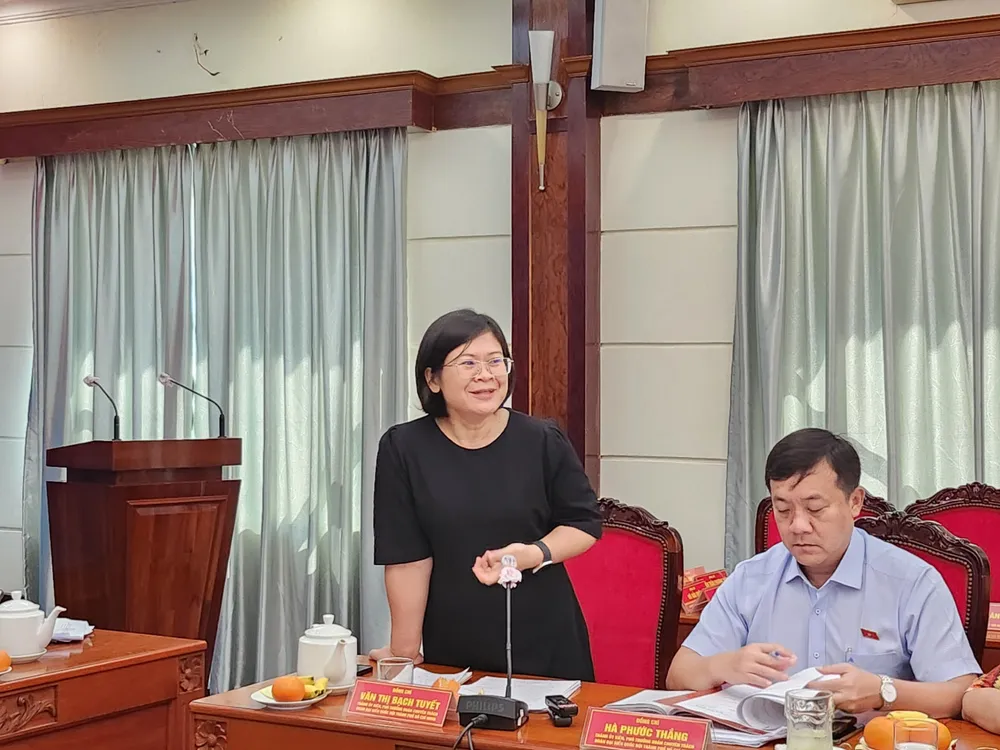 Bà Văn Thị Bạch Tuyết, Phó Trưởng Đoàn đại biểu Quốc hội TP.HCM phát biểu tại buổi làm việc sáng nay. Ảnh: NGUYỄN QUYÊN