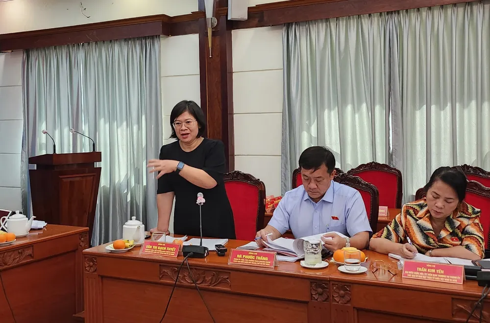 Bà Văn Thị Bạch Tuyết, Phó trưởng đoàn Đại biểu Quốc hội TP.HCM chia sẻ tại buổi làm việc. Ảnh: NGUYỄN QUYÊN