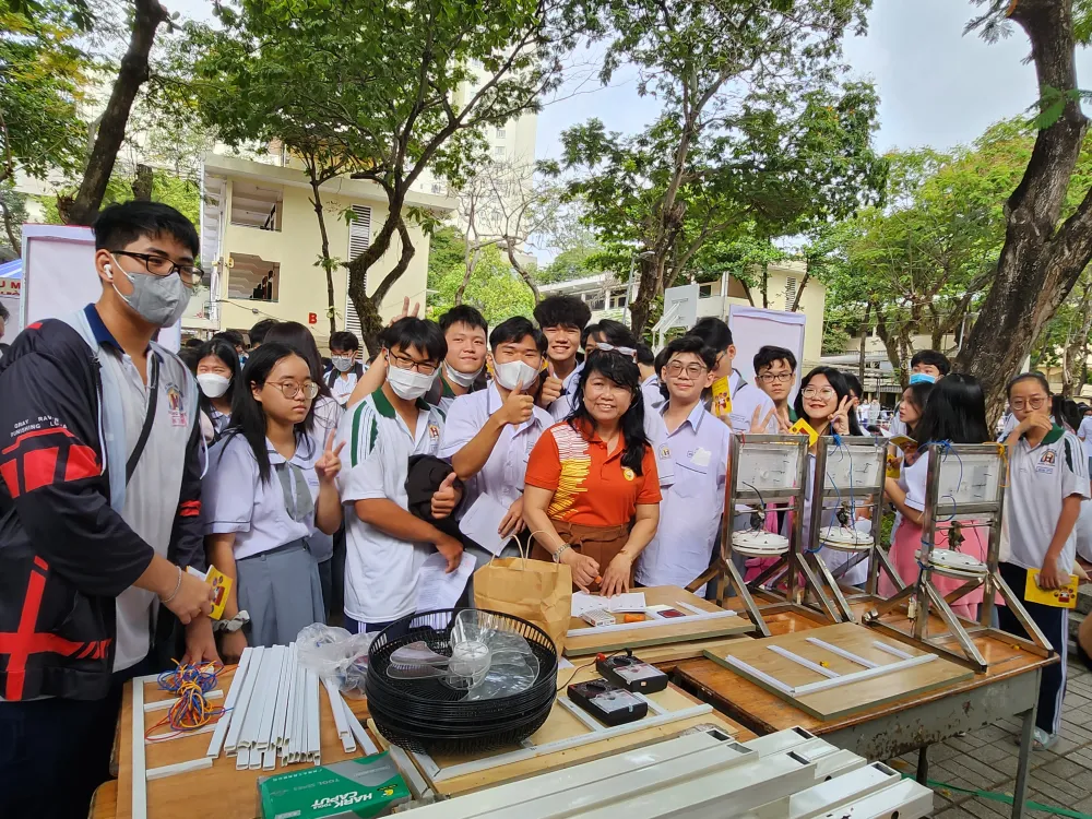 HS tham quan gian hàng điện dân dụng của tổ công nghệ với các mạch điện cơ bản trong gia đình. HS tham quan gian hàng điện dân dụng của tổ công nghệ với các mạch điện cơ bản trong gia đình.