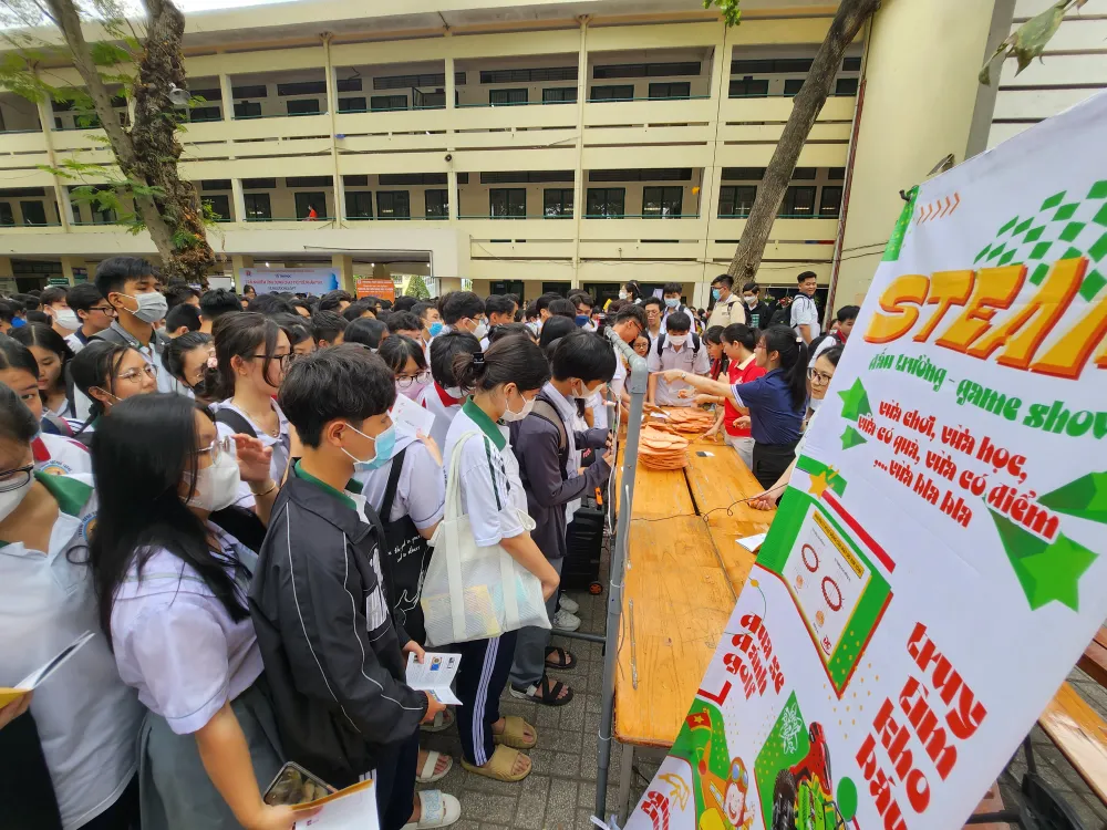 Các gian hàng của các tổ đều đón nhận sự tham gia tích cực của HS các khối Các gian hàng của các tổ đều đón nhận sự tham gia tích cực của HS các khối