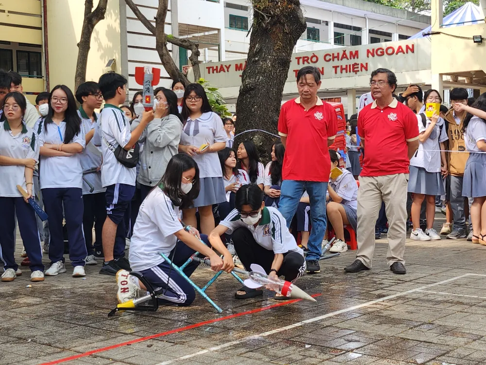 Học sinh thi bắn tên lửa nước Học sinh thi bắn tên lửa nước