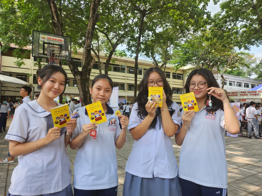 Tham gia ngày học tập trải nghiệm, các em được tặng sổ tay và logo của chương trình. Tham gia ngày học tập trải nghiệm, các em được tặng sổ tay và logo của chương trình.